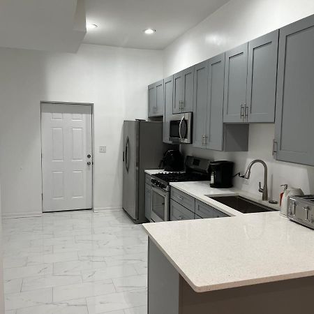 Adorable 2 Bedroom Apartment With Free Street Parking Chicago Eksteriør billede